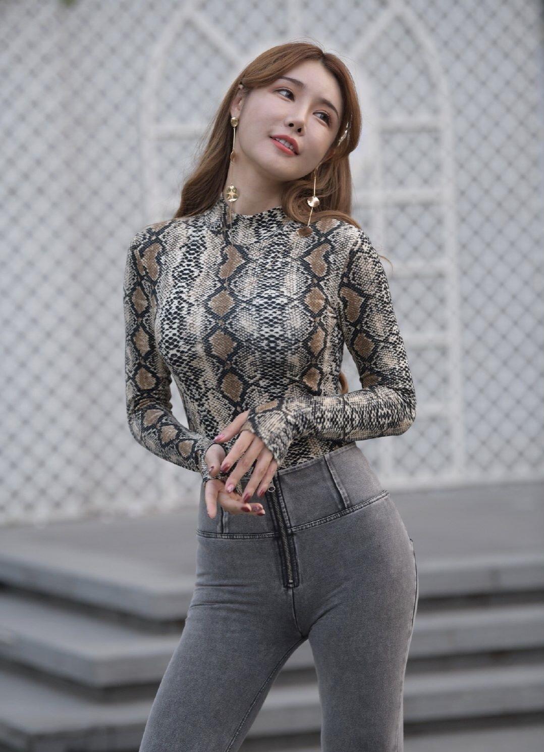 魔镜街拍:牛仔短裤与长裤有何不同?小姐姐的简单造型,揭露答案