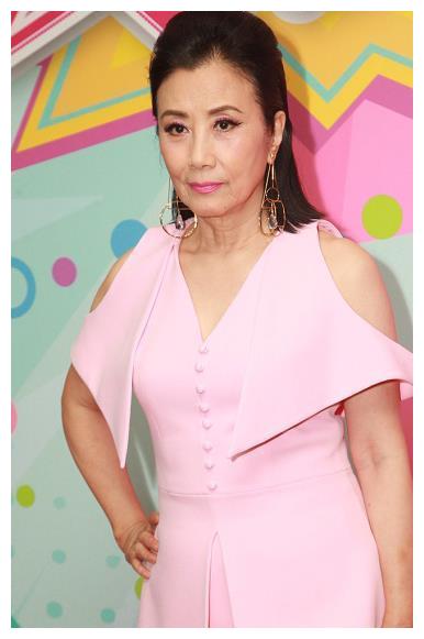 72岁汪明荃比年轻时更有气场,穿粉色套装亮相,老得真实反而更美