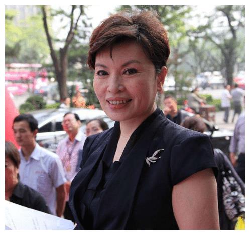 小编今天要说的就是新闻联播的主持人李瑞英