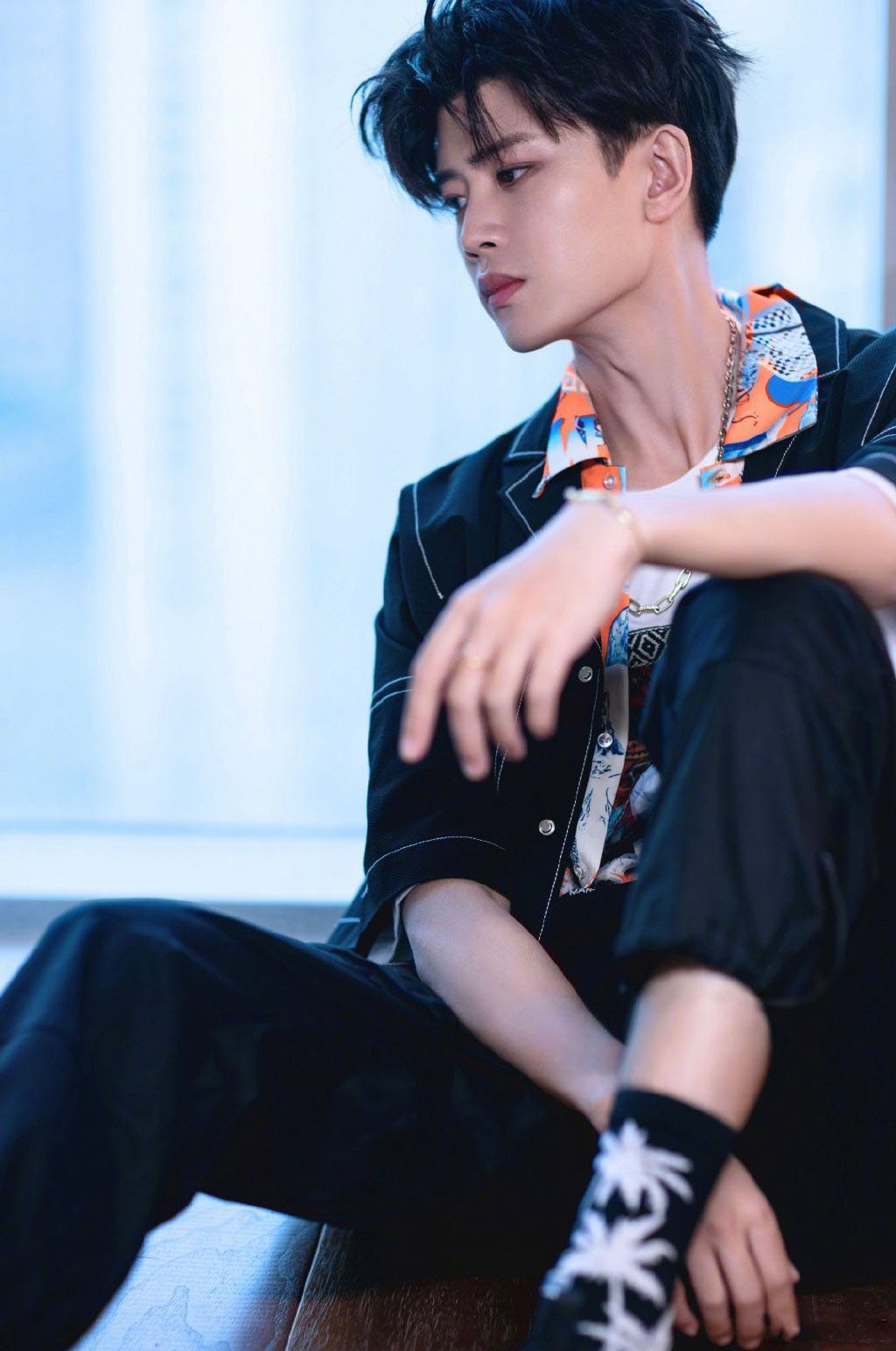 任嘉伦身穿黑色牛仔外套内搭花色衬衫,帅气个性,魅力十足