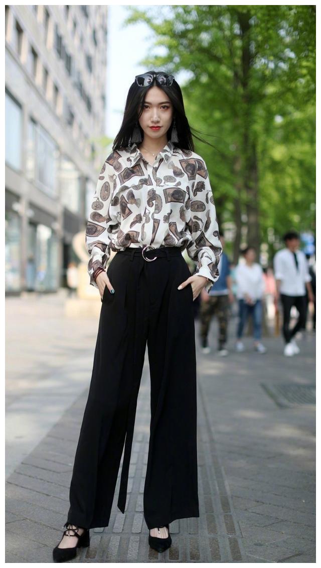 街拍阔腿裤搭配高跟鞋可以瞬间提升小姐姐时尚的格调