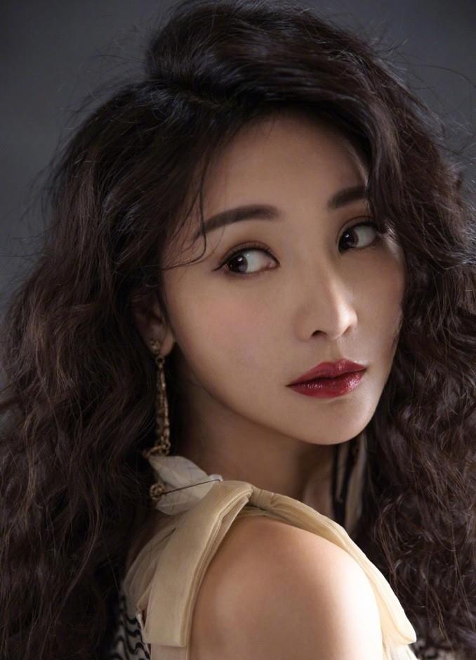 柳岩爆炸头配烈焰红唇 魅力十足 细看却纳闷 怎么空了