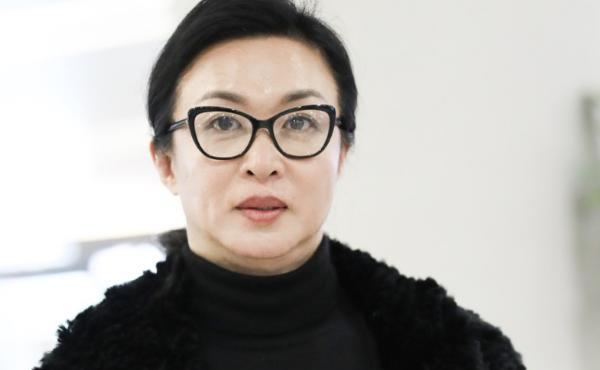 金星一身男装素颜现身机场洒脱帅气太随性