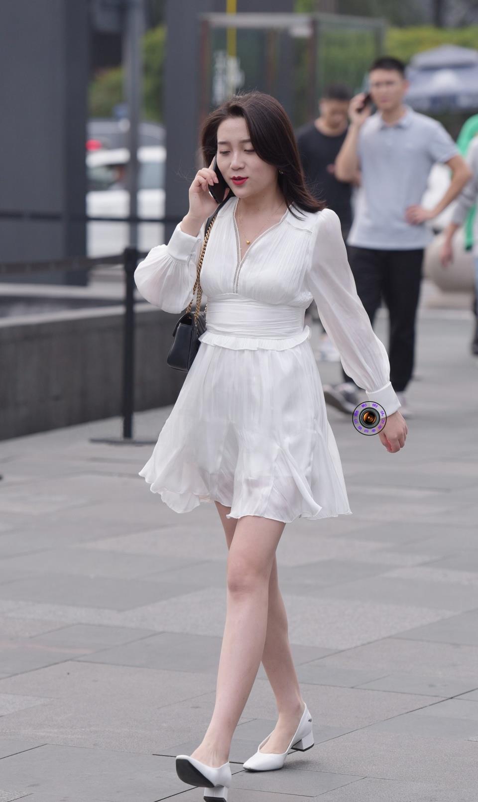 身材玲珑有致的美女一件修身白色连衣裙一样的姐姐谁不爱