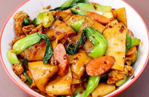 用料宽粉1袋小油菜2颗火腿肠1根鸡蛋2个生抽2勺老抽1勺蚝油1勺老干妈1