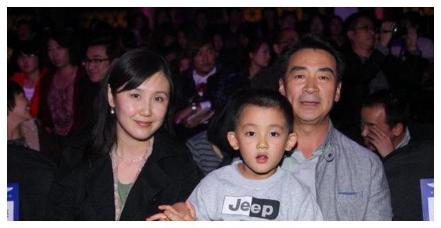 陆振华罕见出镜小21岁娇妻陪在身侧和儿子像极了爷孙