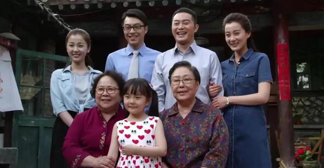婚后张朵朵与工人出身的李大宝和住在平房的这一大家子人总是格格不入