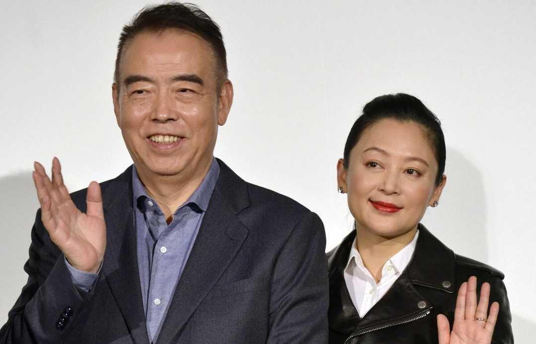 陈凯歌夫妇太甜蜜了,陈红穿皮衣配百褶裙混搭好洋气,不像51岁_高清