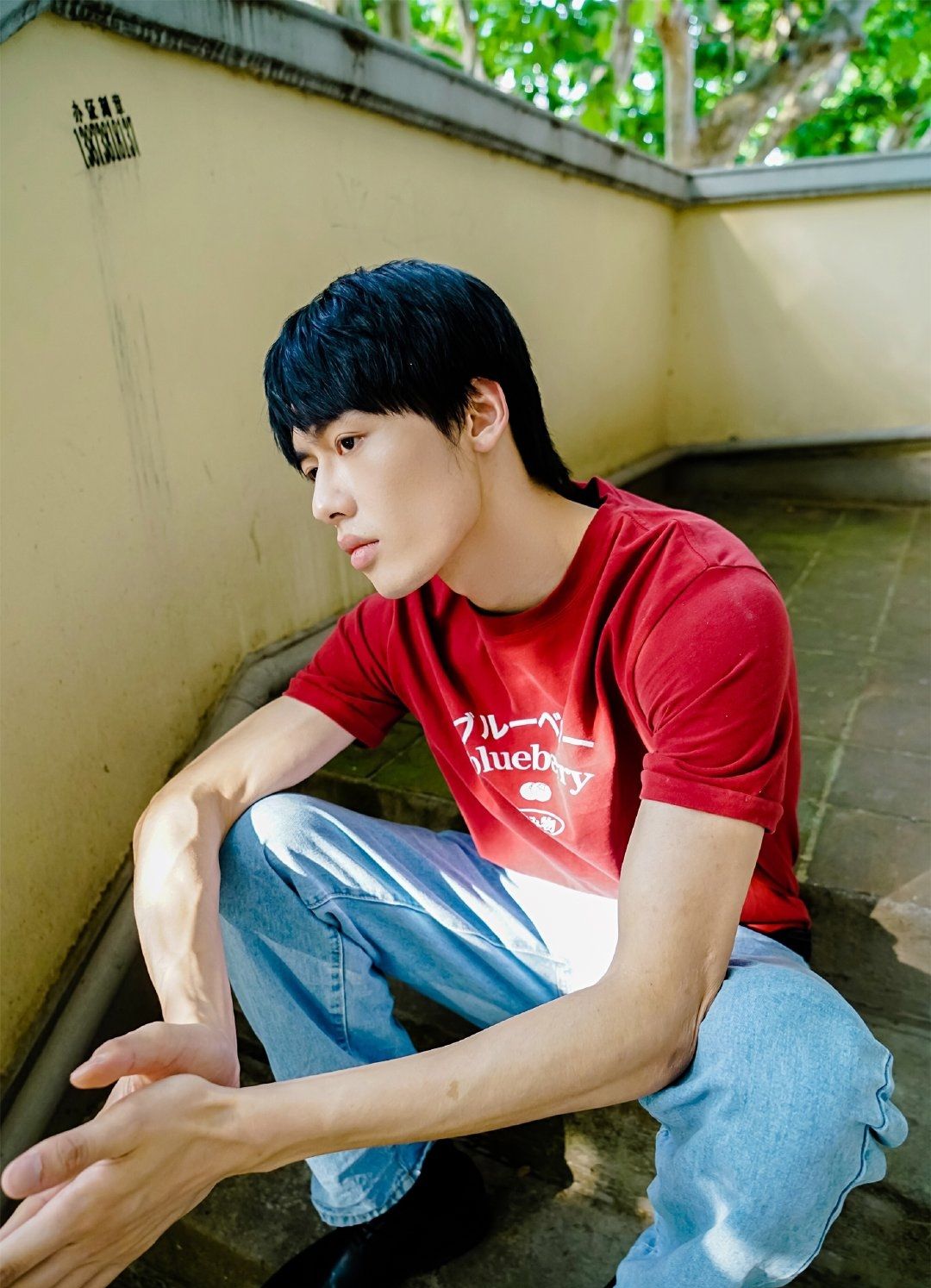 组图:阳光气质小哥哥,长相俊秀的男生穿红色t恤,闪到你的眼!