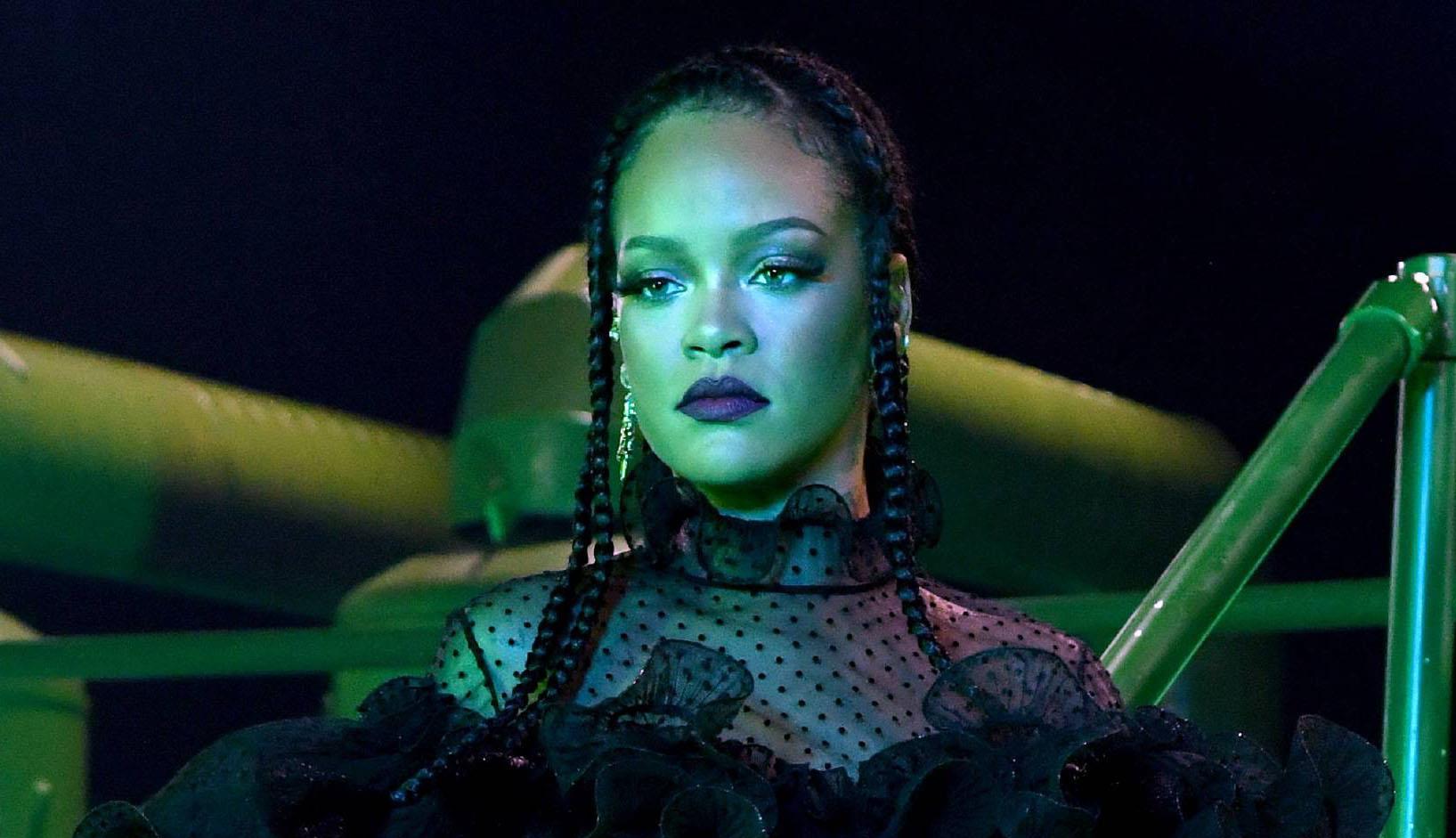 蕾哈娜穿黑色皮衣搭网袜,像一个时尚的机车女郎,真的太酷了