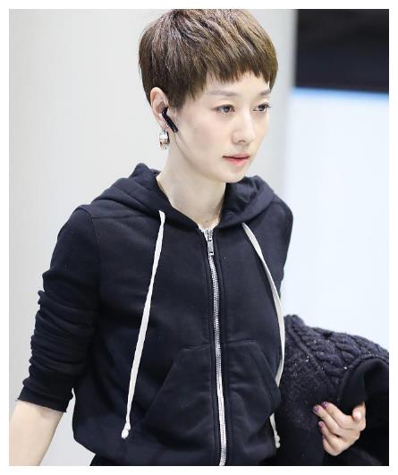 可以看到马伊琍留着一头精致的短发,贴合头皮的造型,让她显得格外的