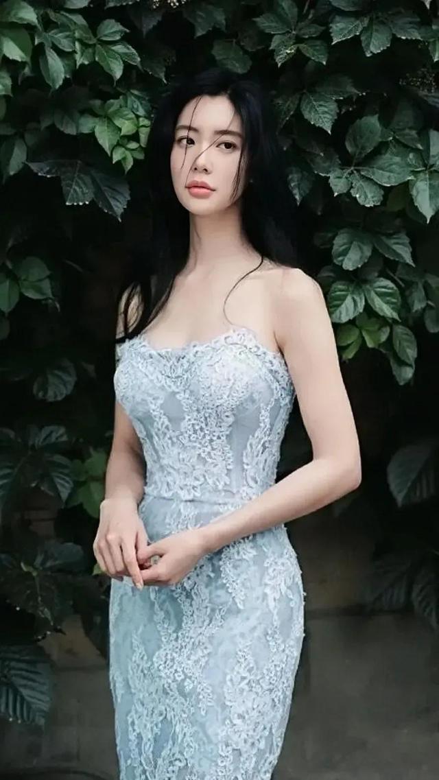 克拉拉好身材,楚楚动人!__财经头条