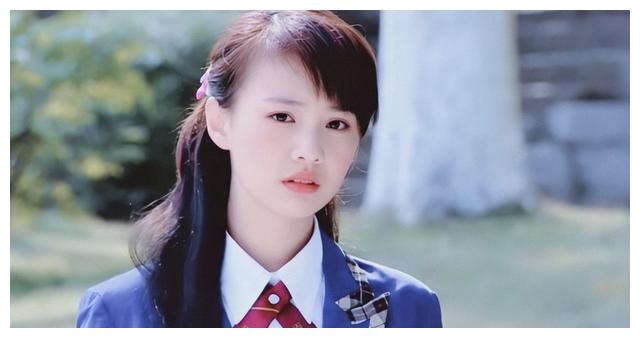 郑爽晒另类童年照,小脸圆嘟嘟好富态,鼓励女孩活成自己不再迷茫