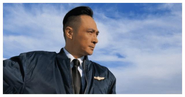 和影帝一见钟情,婚后19年间从不做家务,年近50岁仍似少女