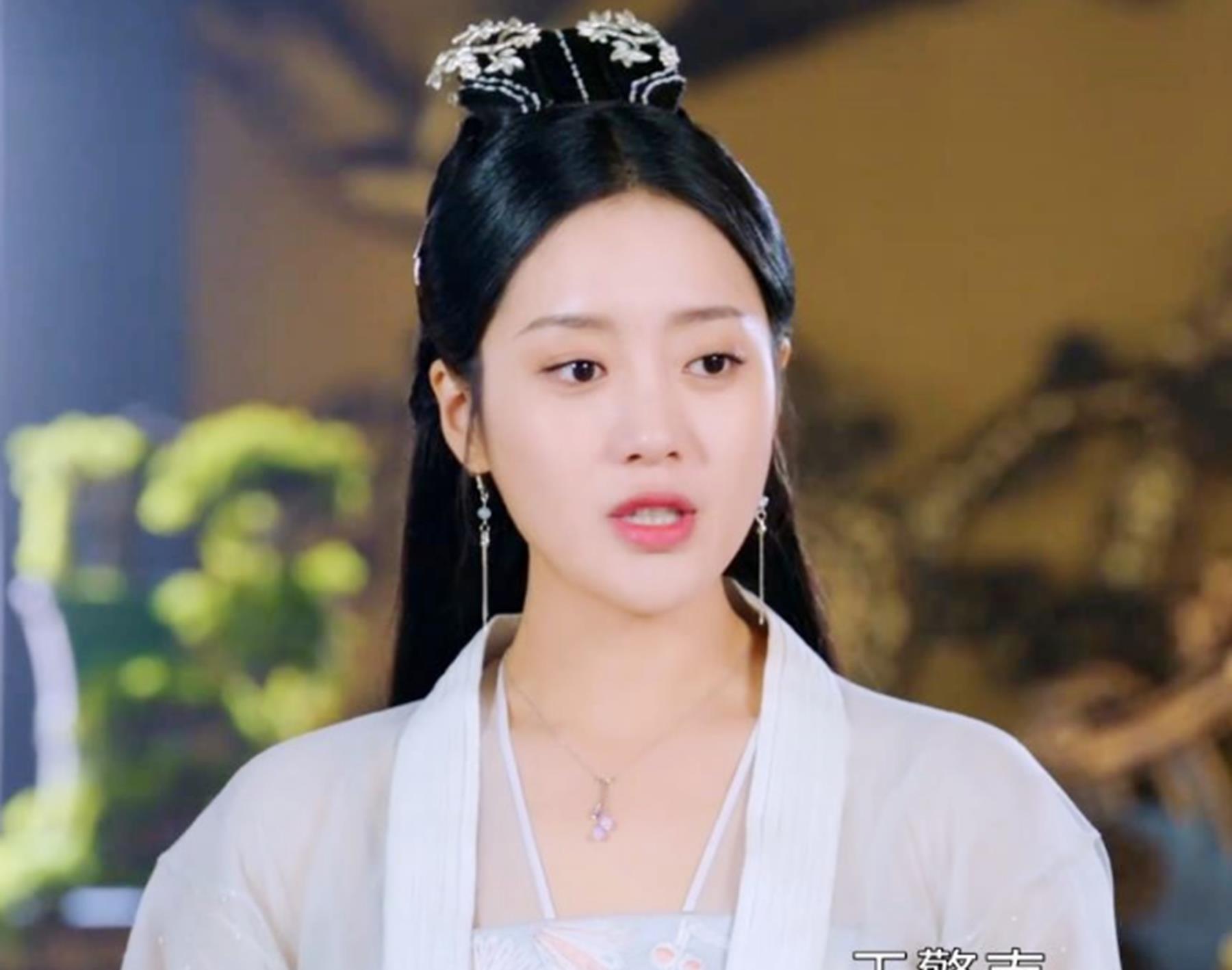 玉清落是由性格爽朗,温柔的王梓薇扮演的.