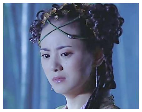 16岁时登上了春晚舞台,只是那时的董洁不过是给赵丽蓉和巩汉林的小品