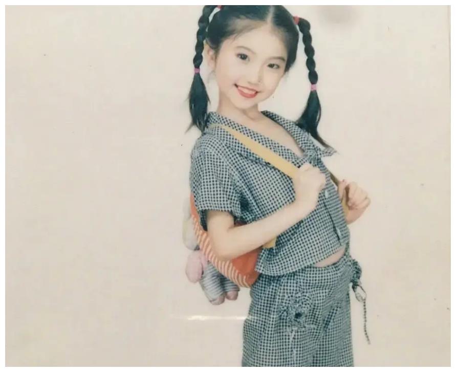 都说程潇像是漫画中走出来的美少女,拥有一张漫画脸,看了程潇小时候才