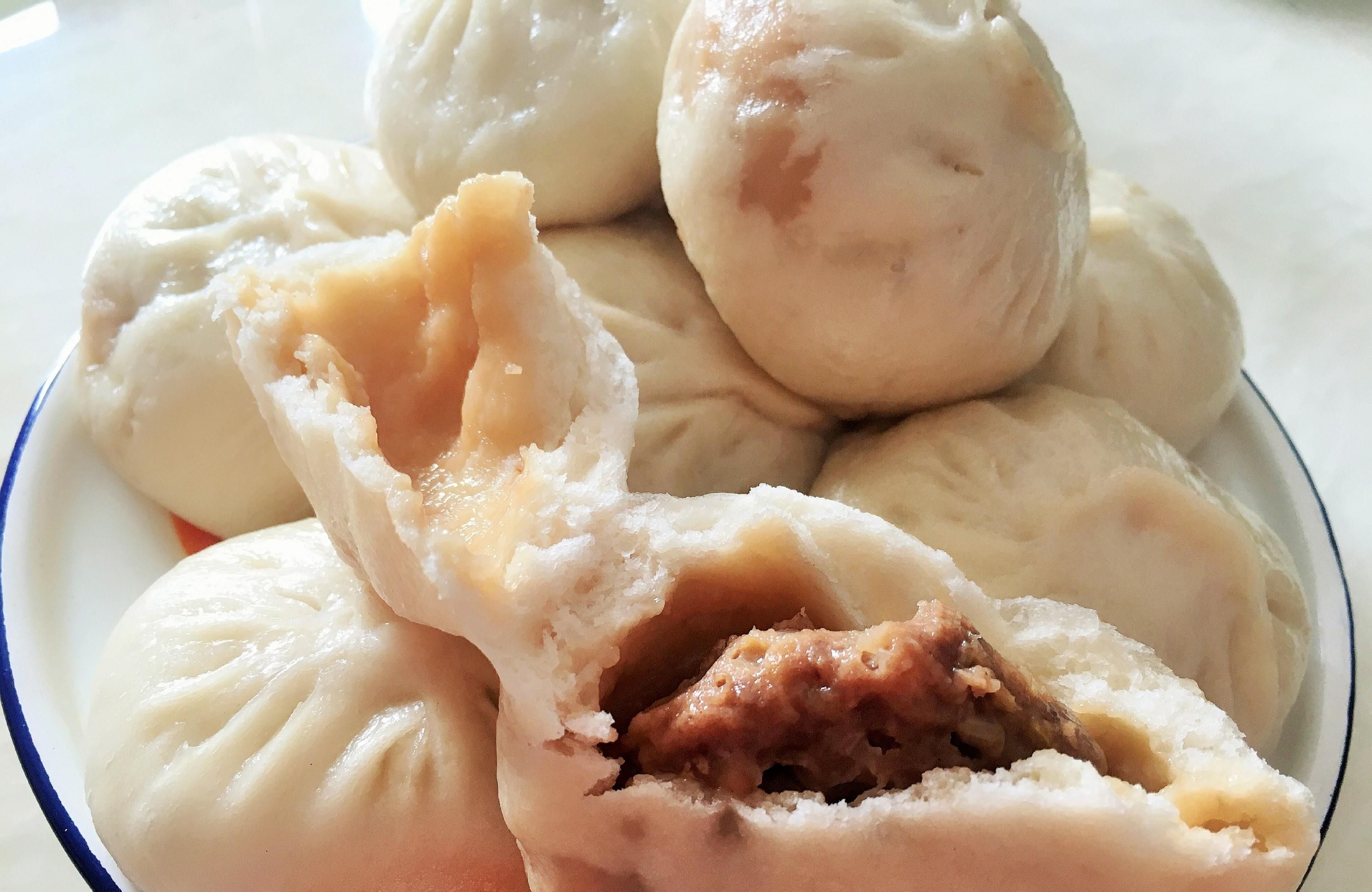 用素高汤与花椒水分别打馅做出来的牛肉大葱包子口感有何不同