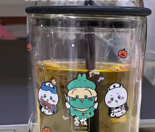 茉莉奶白联名款水杯突然炸裂，致使用者受伤住院，多家门店已下架