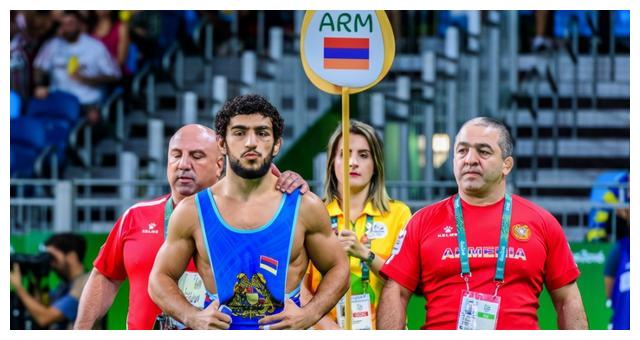 亚美尼亚摔跤名将上战场,奥运会亚军,为保护妻儿拿起枪