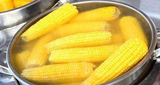 煮玉米时，记着别用清水直接煮，放上2样料，玉米软糯又香甜休闲区蓝鸢梦想 - Www.slyday.coM