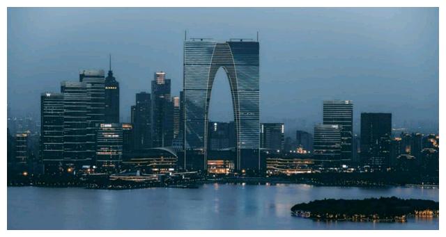 苏州"裤衩大楼"造型很特别,德国游客看了直言:这设计很奇怪
