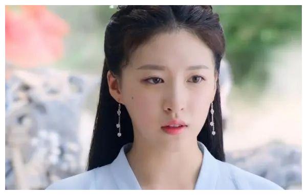 连翘是锦觅在花界的好朋友,夏一瑶出演的,她们两个人的关系很好,而