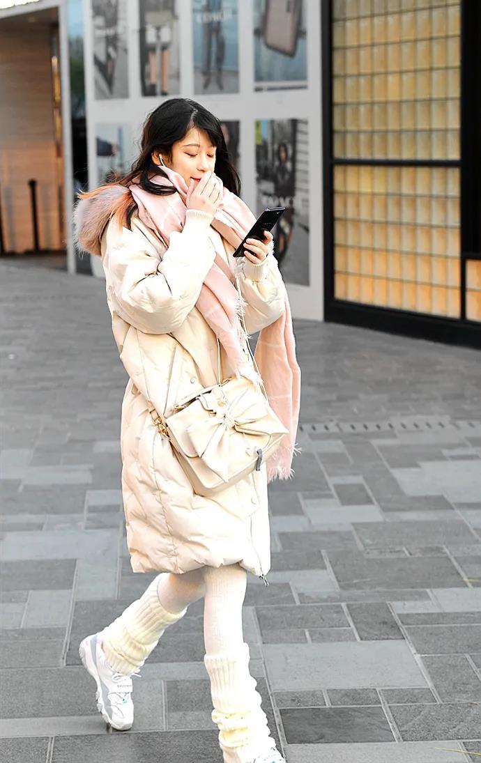 街拍:用长筒白袜打造优质美腿的靓女