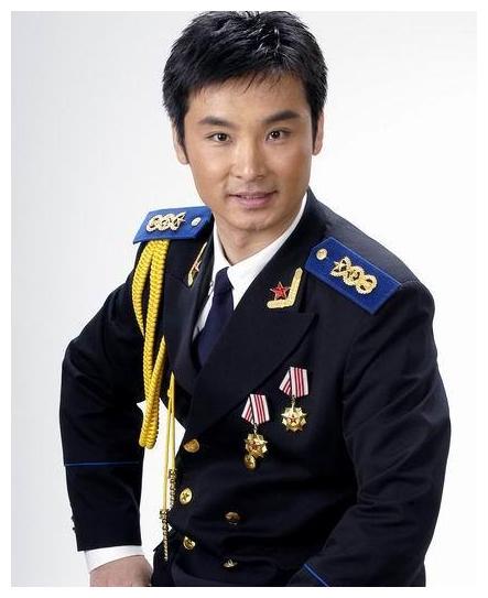 33岁被刘晓庆意外捧红40岁调侃刘德华遭嘲49岁庞龙如今怎样