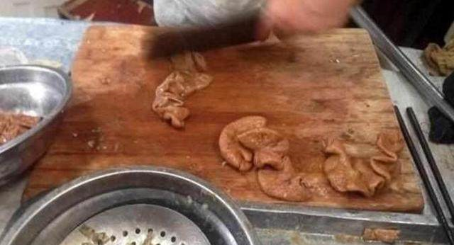 大妈为了给儿子娶媳妇,在街边卖这个,35块钱一斤,月赚上万!休闲区蓝鸢梦想 - Www.slyday.coM 大妈为了给儿子娶媳妇,在街边卖这个,35块钱一斤,月赚上万!休闲区蓝鸢梦想 - Www.slyday.coM