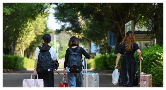 大学生迎来“坏消息”，开学后封闭式管理，学生：我更愿意上网课