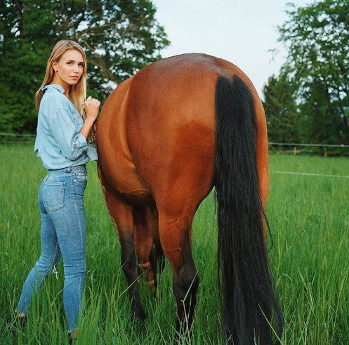 罗伊斯娇妻斯嘉丽斯嘉丽骑马照,英姿飒爽_高清图集_新浪网