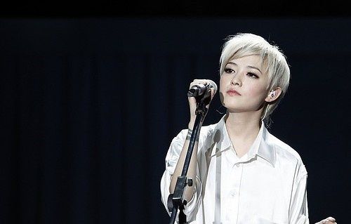 歌手范晓萱,短发造型俏皮又灵动,少女感十足!