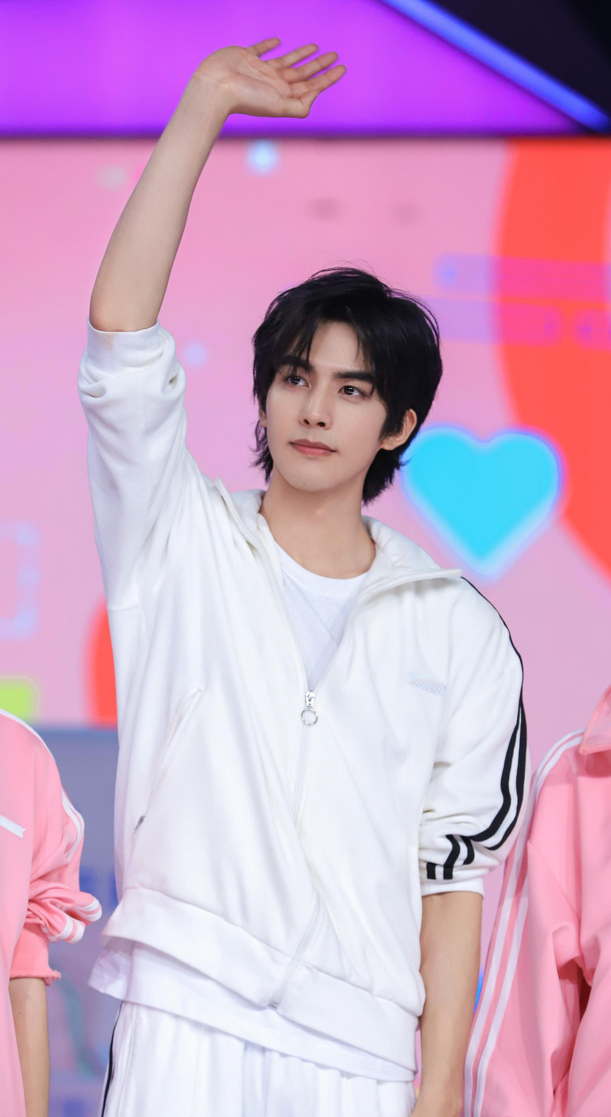 宋威龙节目秀舞姿 制造惊喜献祝福