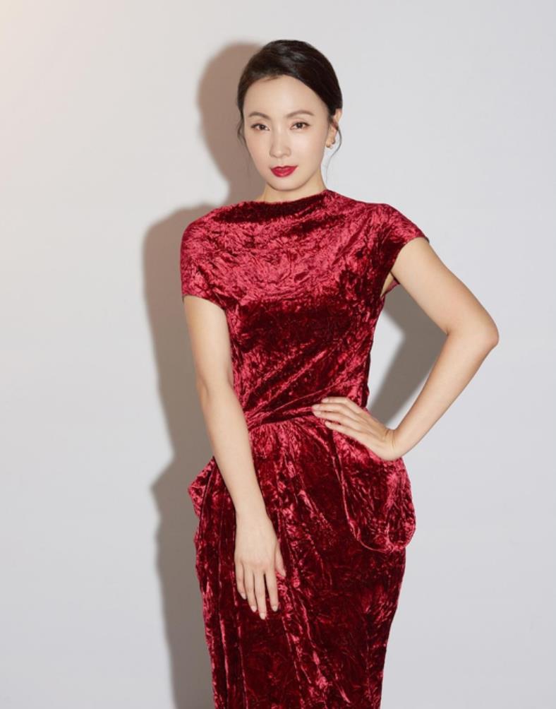小陶虹身材真有料,穿丝绒连衣裙尽显凹凸感,48岁风韵十足!