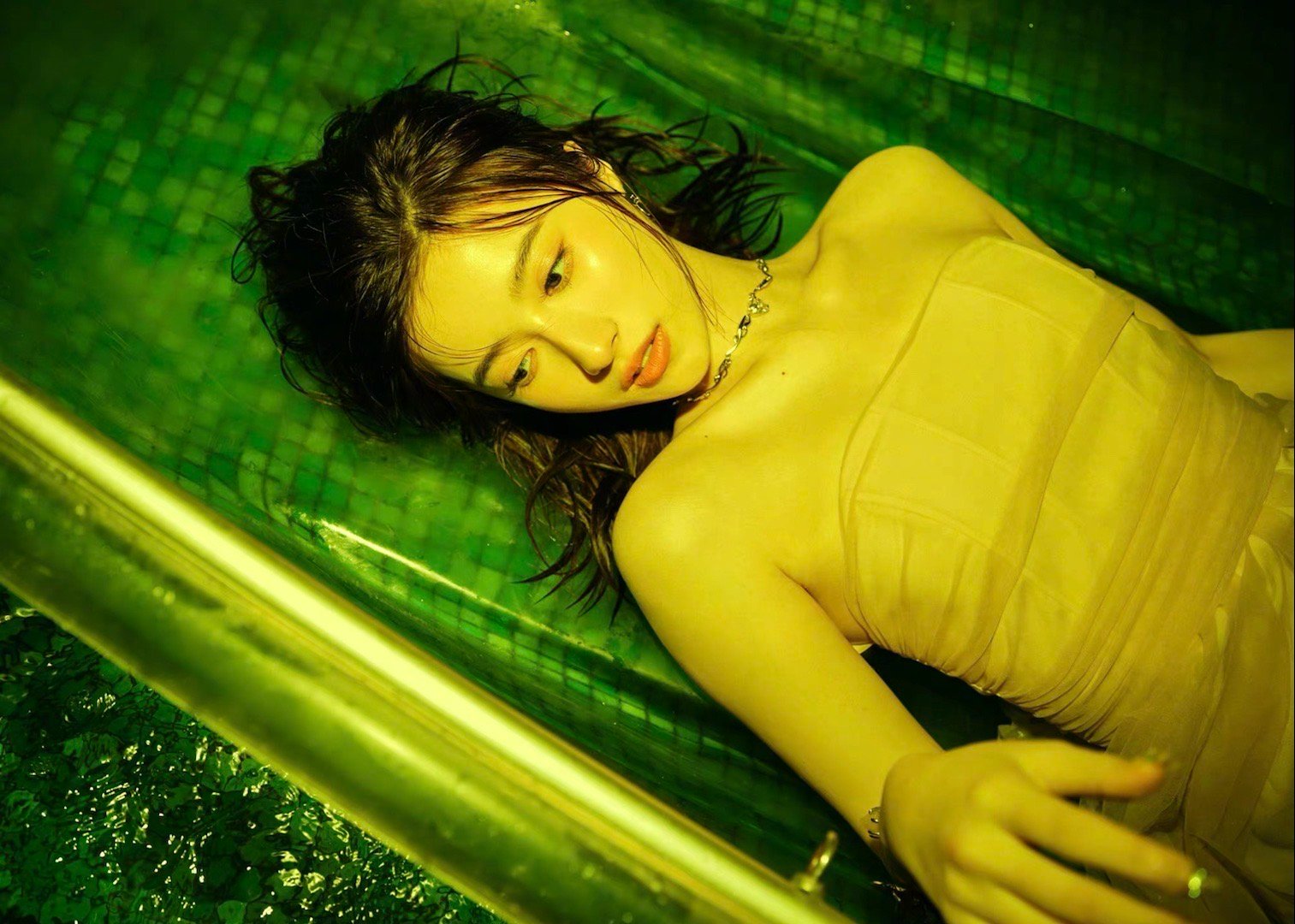 胡嘉欣绝美泳池写真!抹胸短款连衣裙勾勒玲珑身材