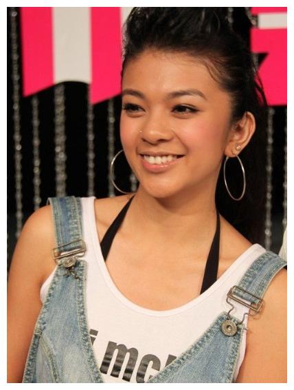 正文  《绯闻女孩》所讲述的是曼哈顿 的上流社会阶层,展示富家子弟的