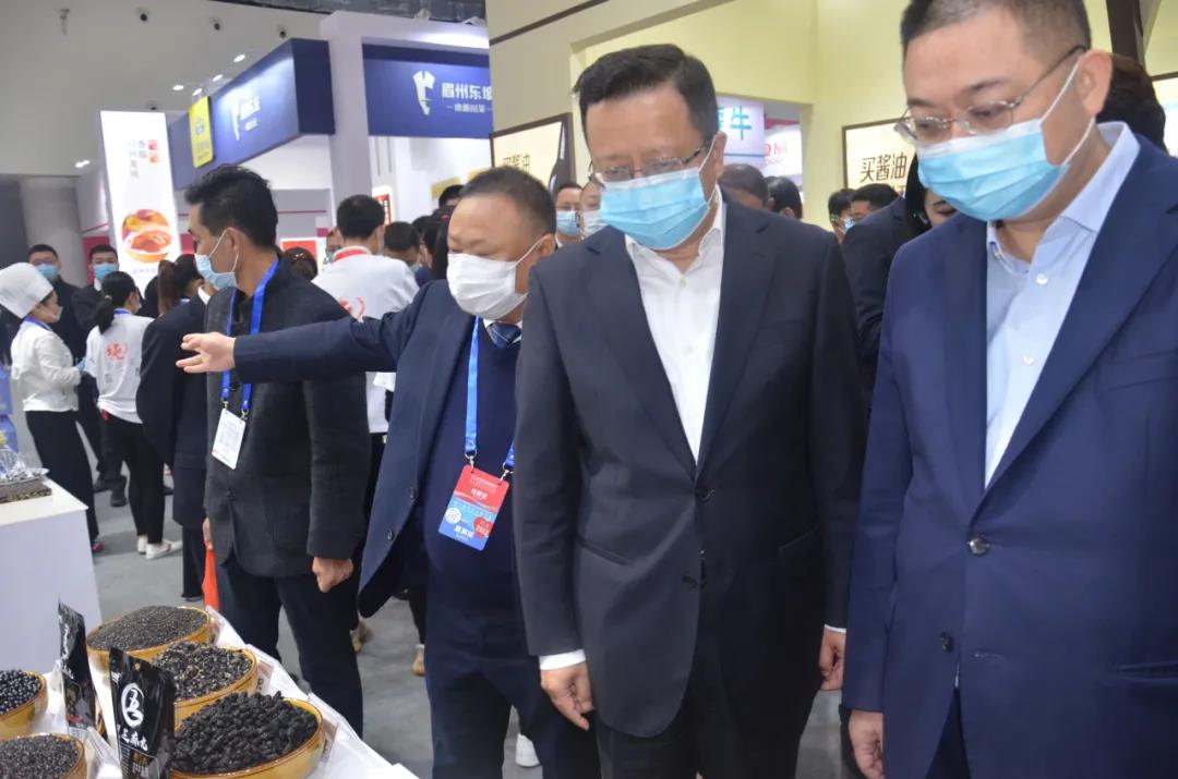 专业采购商签约仪式上,茂华食品董事长赵建华先生与北京本来生