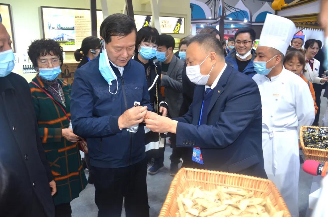 饶有兴致的听取茂华公司董事长赵建华先生介绍公司产品及企业发展规划