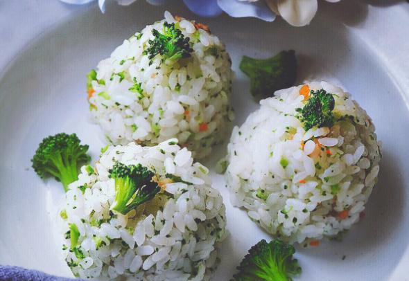 米饭换种做法比蛋炒饭香好看好吃营养加倍孩子爱吃不挑食