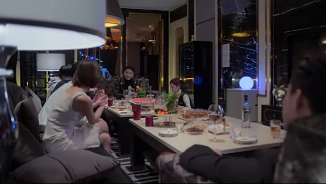 灰姑娘在酒吧陪酒差点被流氓轻薄,幸好总裁及时赶到,霸气护妻