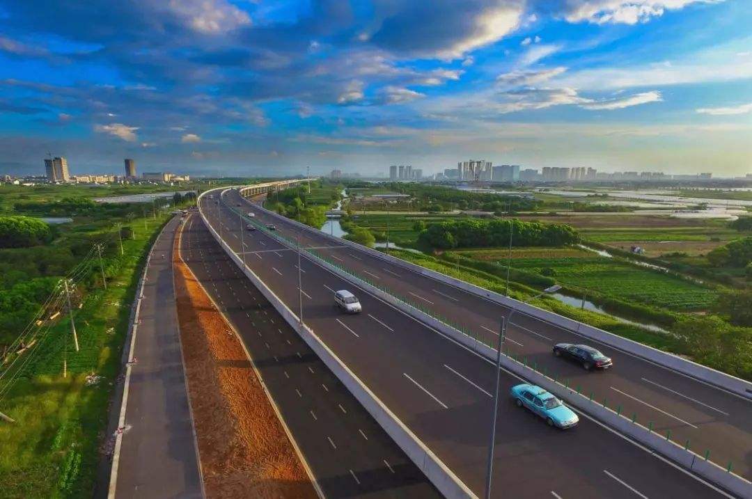 浙江建造的一条高速公路,是真正靠近杭州湾水域的环杭州湾高速_高清