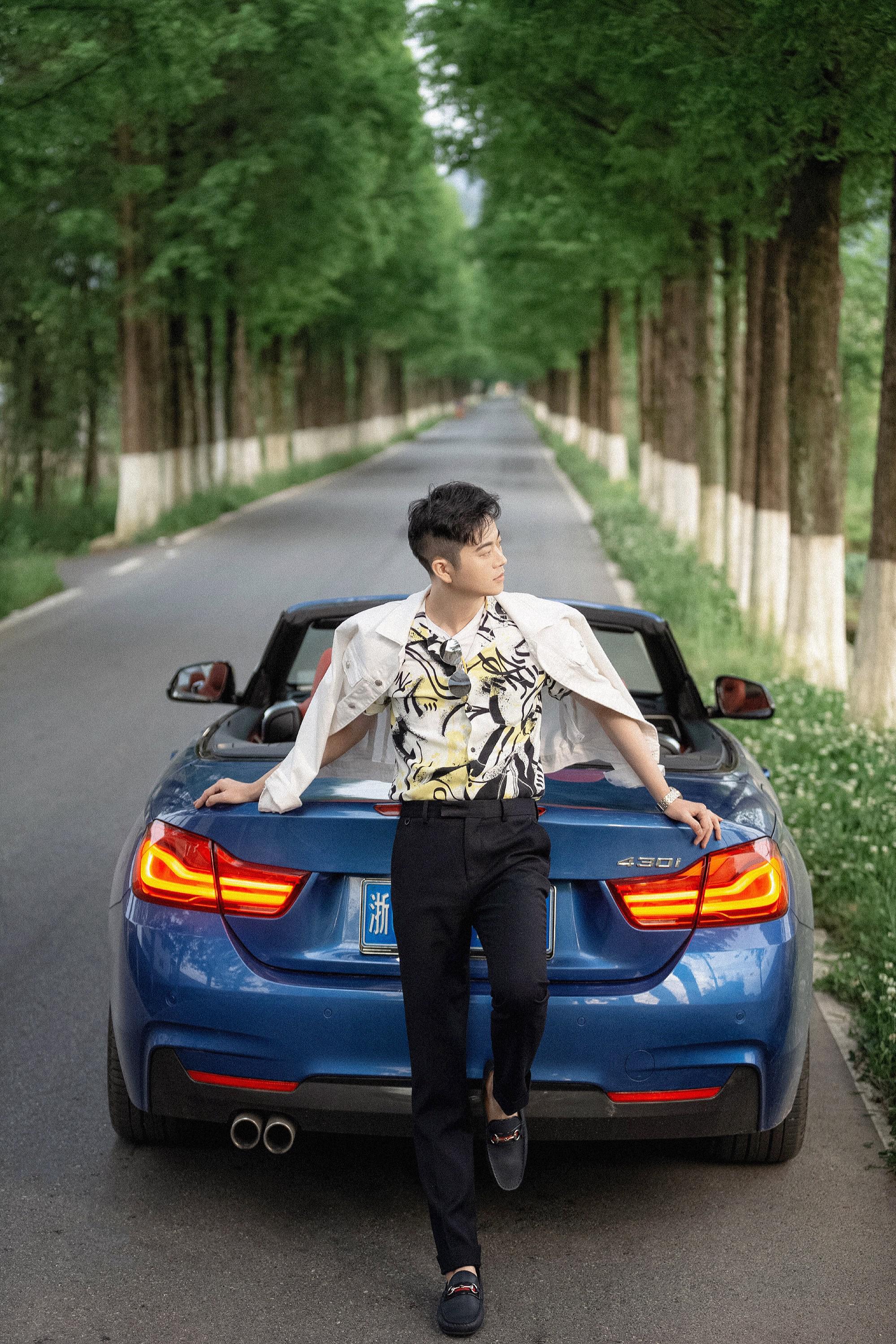 时尚作家朱小川拍摄时尚大片敞篷豪车彰显雅痞型男格调