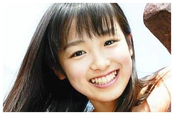 饰演小千代的演员叫大后寿寿花,出演电影的时候只有12岁,正是最可爱的