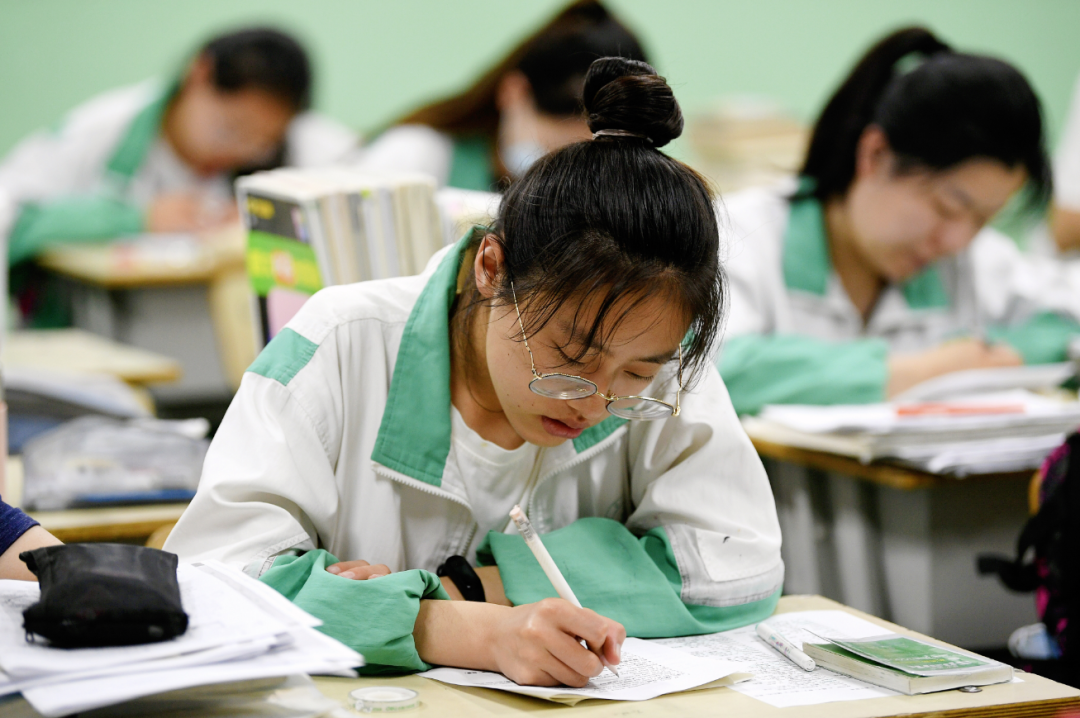 北大数学大神手提馒头矿泉水接受采访我等学渣只想追求美食休闲区蓝鸢梦想 - Www.slyday.coM 北大数学大神手提馒头矿泉水接受采访我等学渣只想追求美食休闲区蓝鸢梦想 - Www.slyday.coM