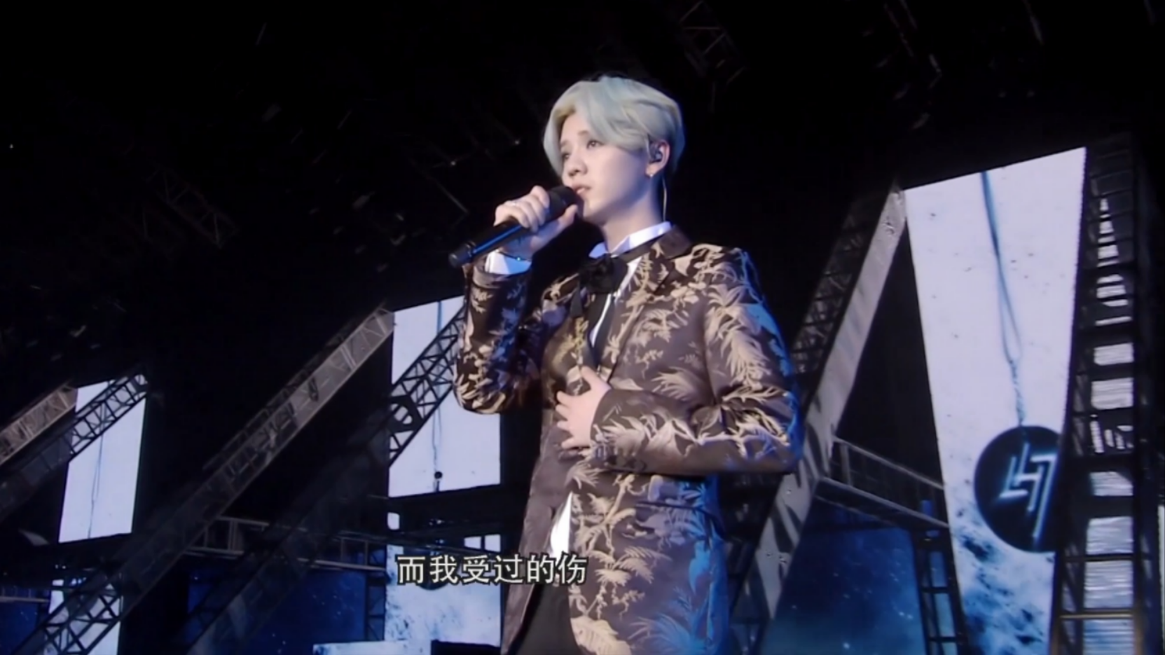 鹿晗演唱《勋章》,鹿晗的唱功配上这动人的旋律,简直太好听了!