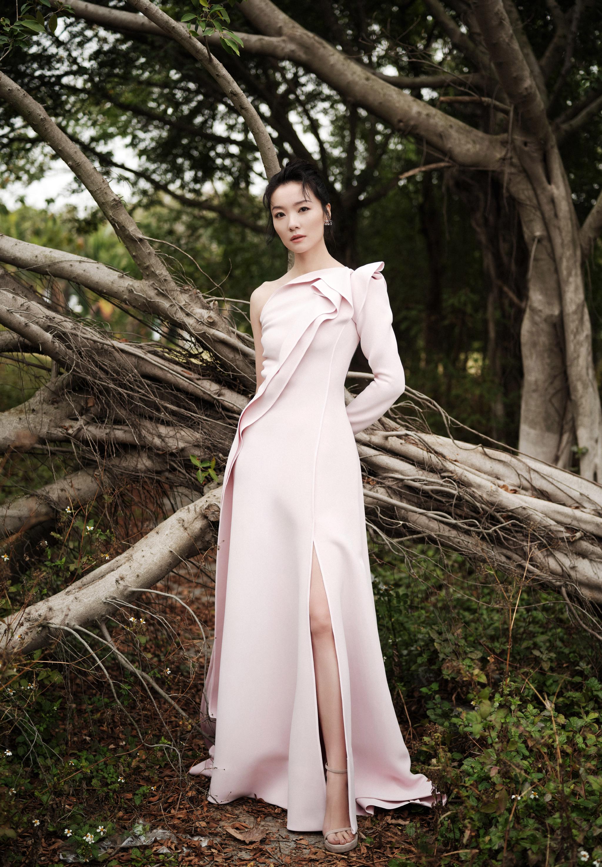 齐溪出席第34届中国电影金鸡奖颁奖典礼 出任班长带队体验生活|中国