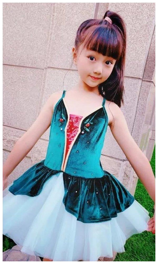 小山竹晒8岁的庆生照小萌娃成长大美女了越长大越漂亮