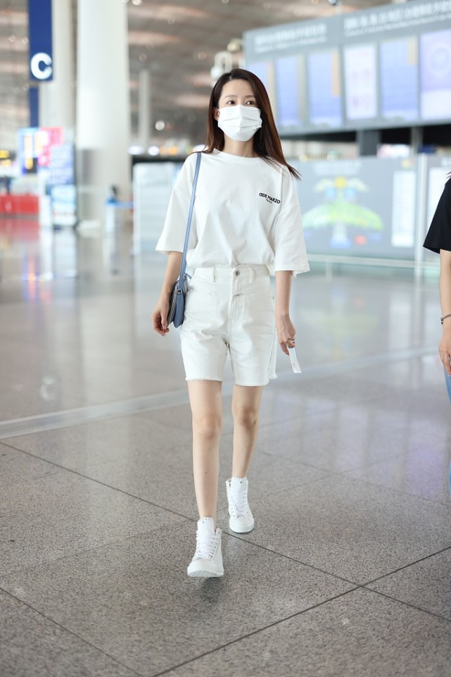李沁真好看白色t恤搭白色短裤这么简简单单穿多美啊
