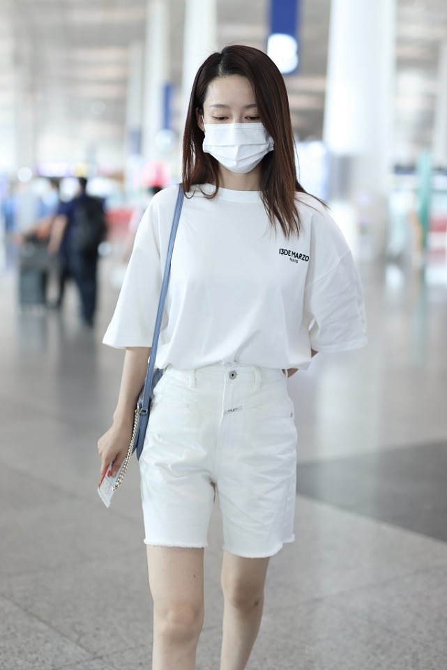 李沁真好看白色t恤搭白色短裤这么简简单单穿多美啊